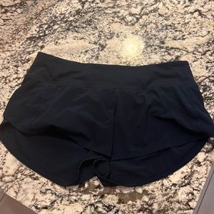 Lululemon size 6 speed up 2.5 shorts